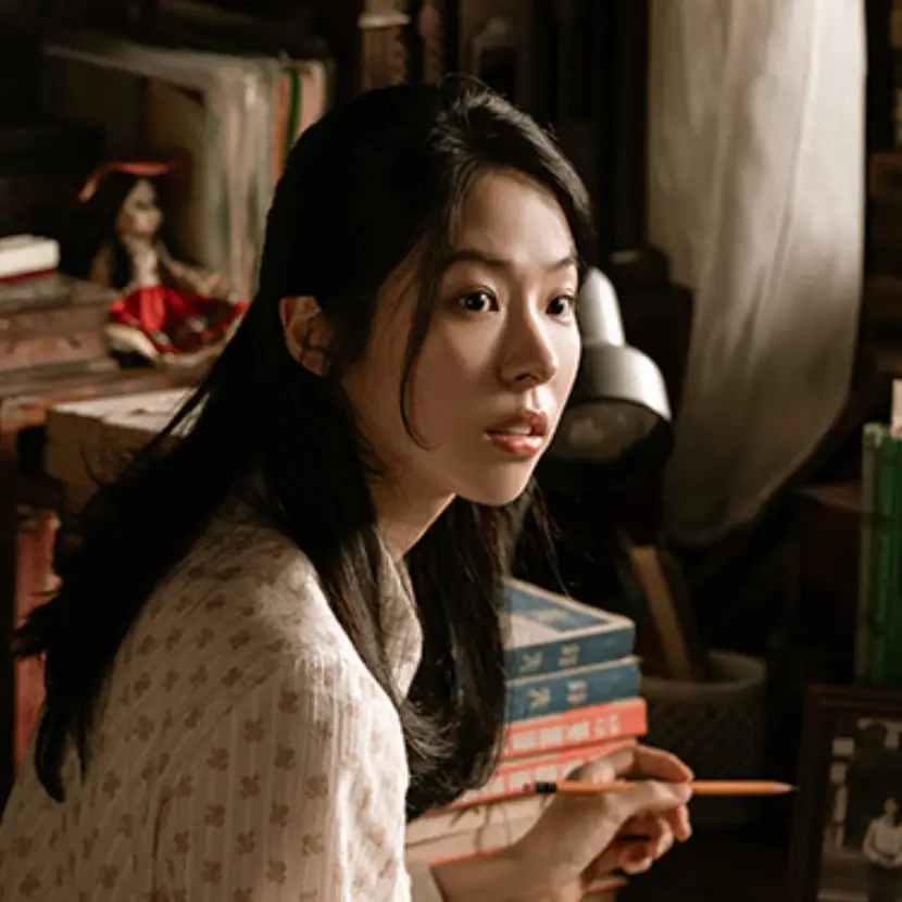 수사반장=좌식 책상에 앉아 공부를 하다 옆을 바라보는 서은수