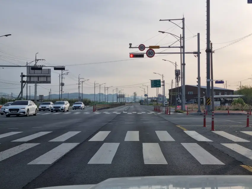 일요일 이른 아침, 도로 위는 한산함 그 자체였습니다.