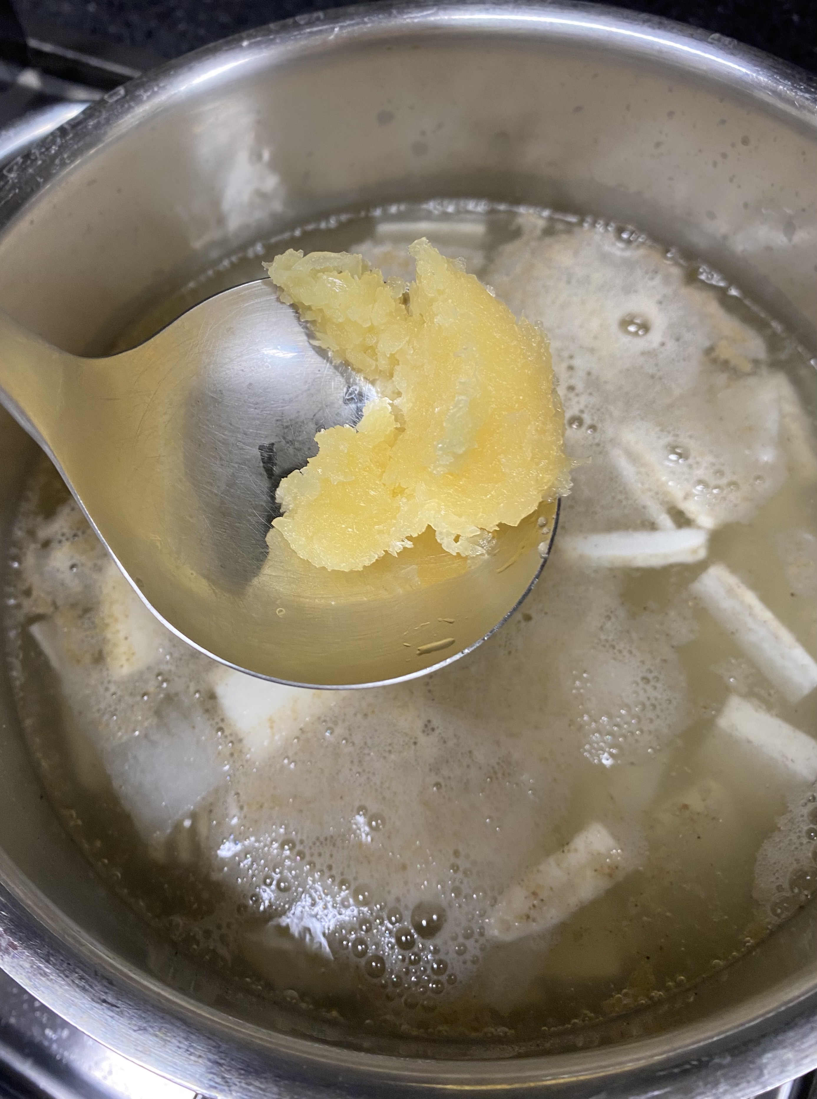 마늘 한스푼 넣어요.