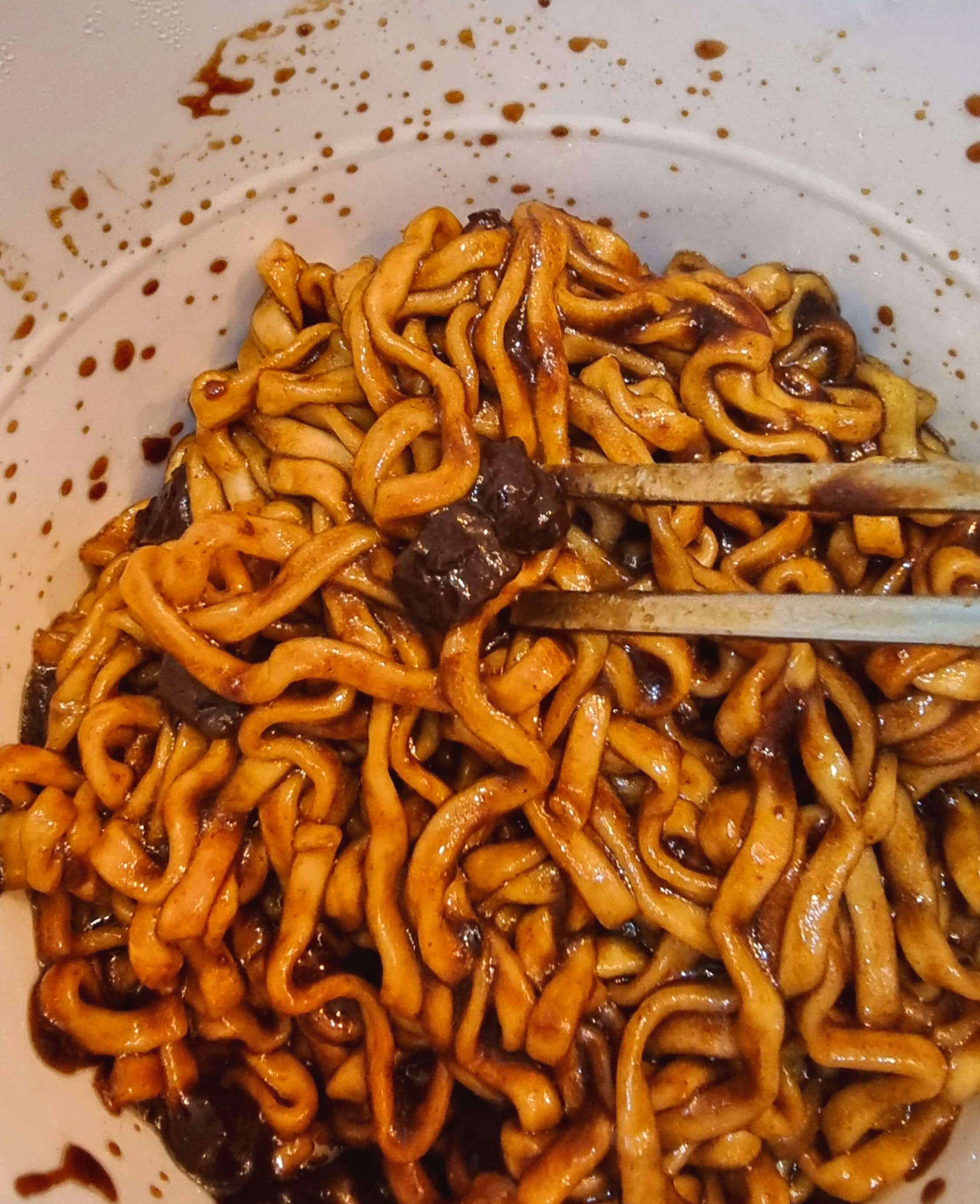 짜장 컵라면 액상스프와 면을 잘 비벼서 먹고 있다