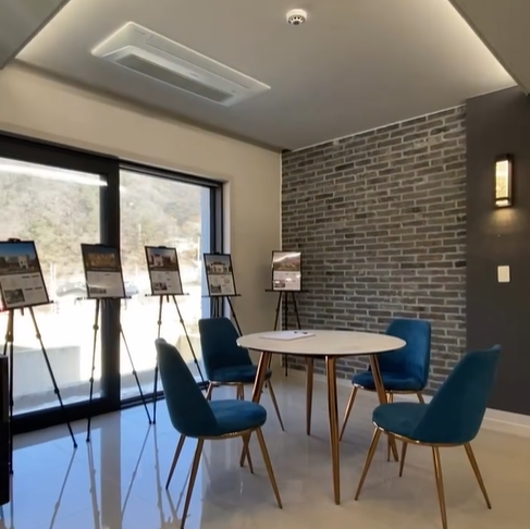 안방 벽에는 벽돌 무늬가 있어&amp;#44; 디자인을 갖추고 있다