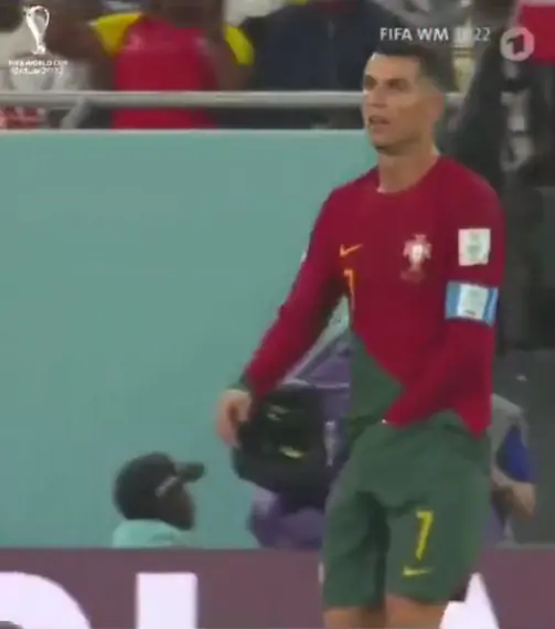 월드컵 축구 경기중에 바지 속에서 뭔가를 꺼내 먹는 호날두