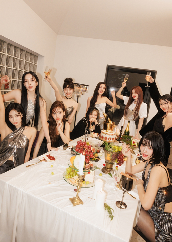 트와이스 단체 콘셉트 포토 [사진=JYP엔터테인먼트]