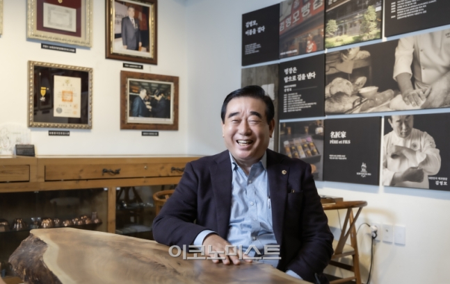 김영모 제과명장이 경기 성남시 수정구에 위치한 ‘파네트리(Paneterie) 제과명장 김영모’ 3층 전시공간에서 ‘이코노미스트’와 인터뷰하고 있다.