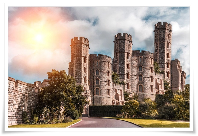 고딕식 석조 탑들이 늦은 오후의 따스한 햇살을 받아 황금빛으로 물들어 있는 웅장하고 아름다운 전경 사진