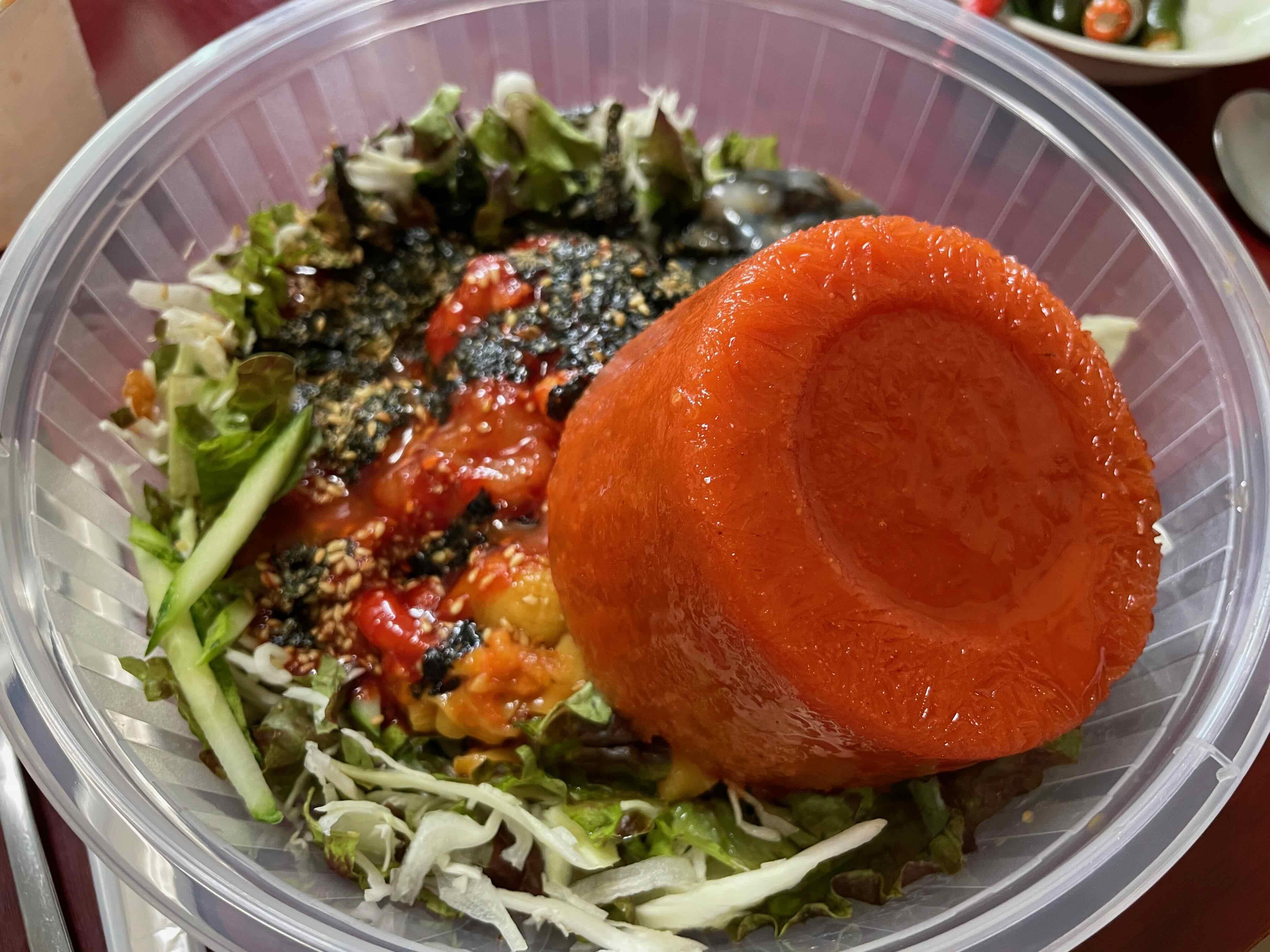 포장용기에 물회와 육수 얼음덩어리가 들어가 있는 모습