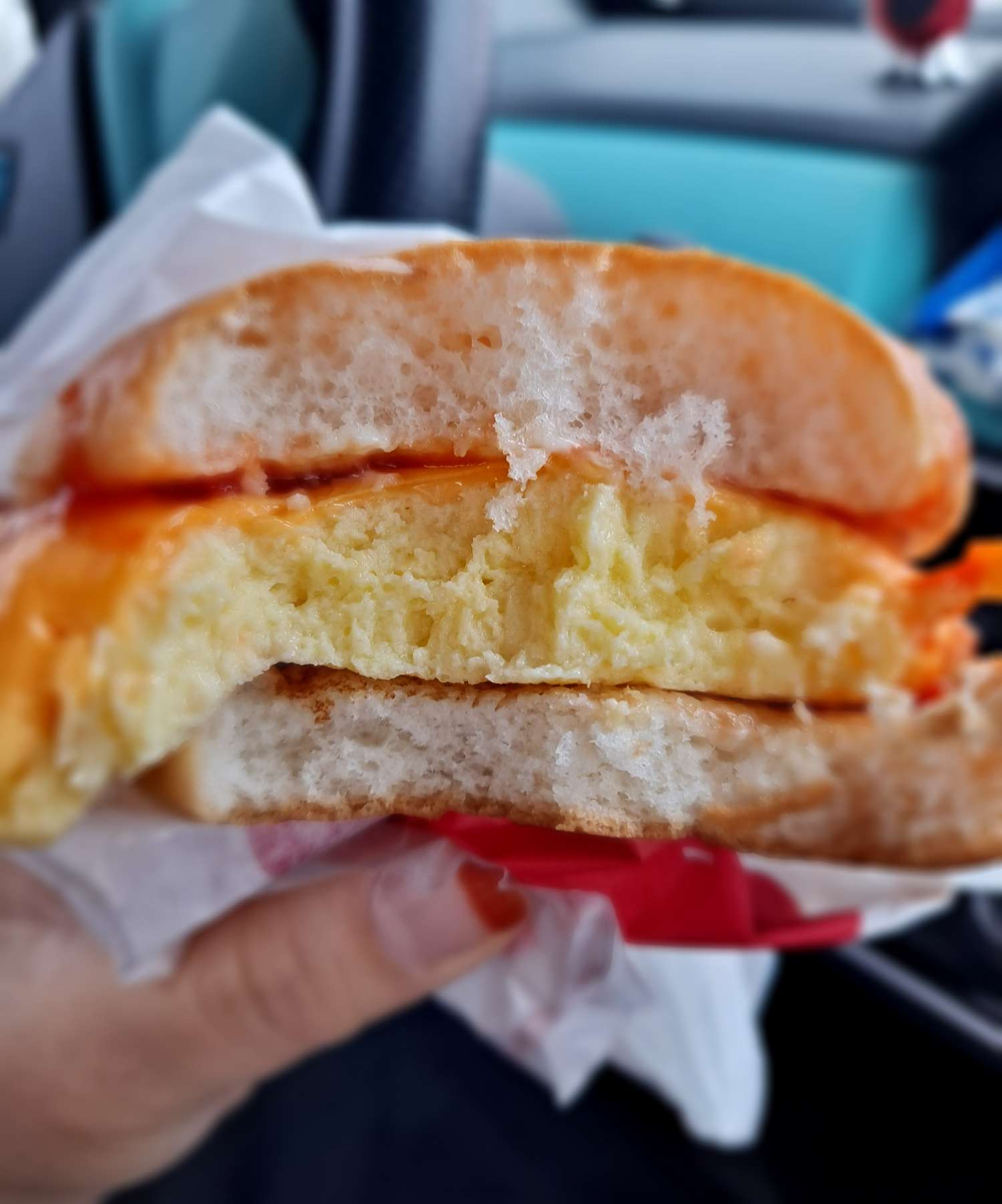 오믈렛 킹모닝 한입 베어물다