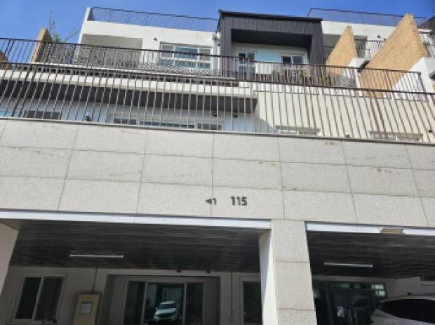 양지포레스토리 115동 외관과 필로티 주차장 (법원 현황조사)