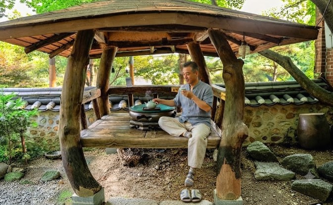 인사동 전통찻집을 찾아 여유로운 시간을 보내고 있는 50대 은퇴남