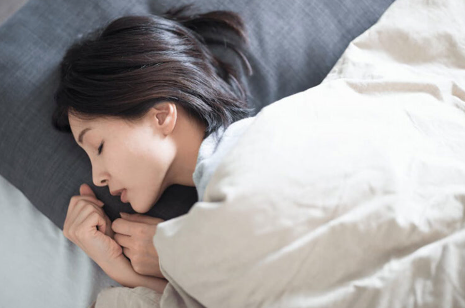 옆으로 누워서 자는 여자.