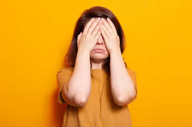 눈을-감싼-사람