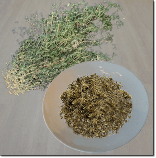 접시에 담긴 말린 비단 풀