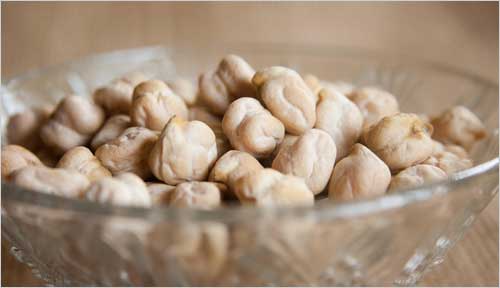 유리그릇에-가득담긴-병아리콩들