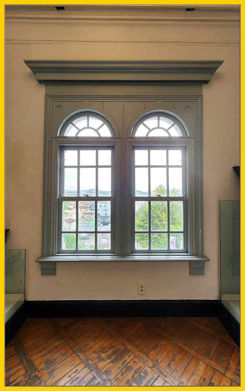 영사관 아치형 창문