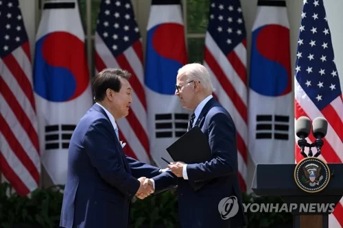 미국을 국빈 방문한 윤석열 대통령과 조 바이든 미국 대통령이 26일(현지시간) 워싱턴DC 백악관 로즈가든에서 열린 공동기자회견에서 악수하고 있다.