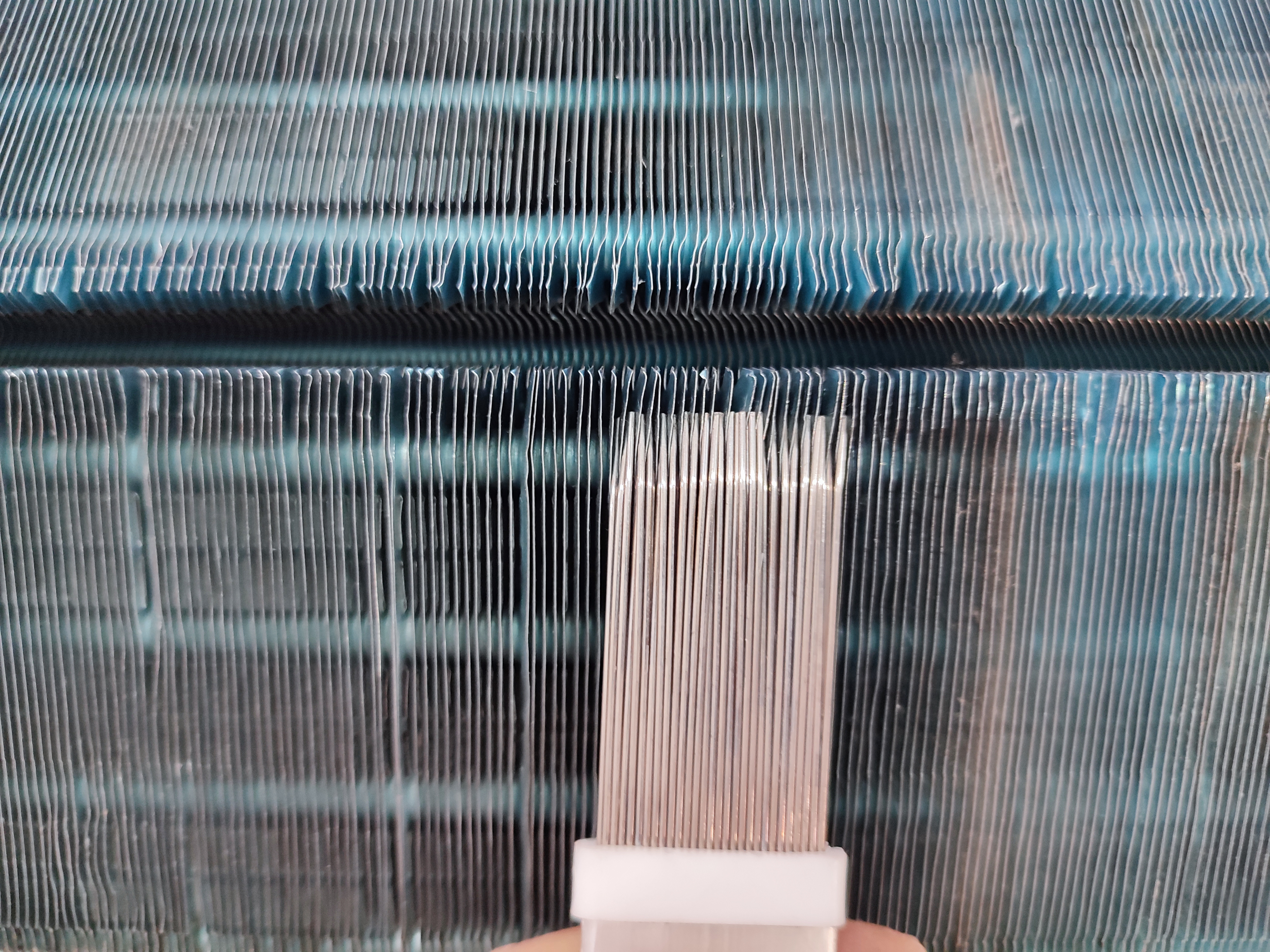 에어컨 냉각핀 정렬 중