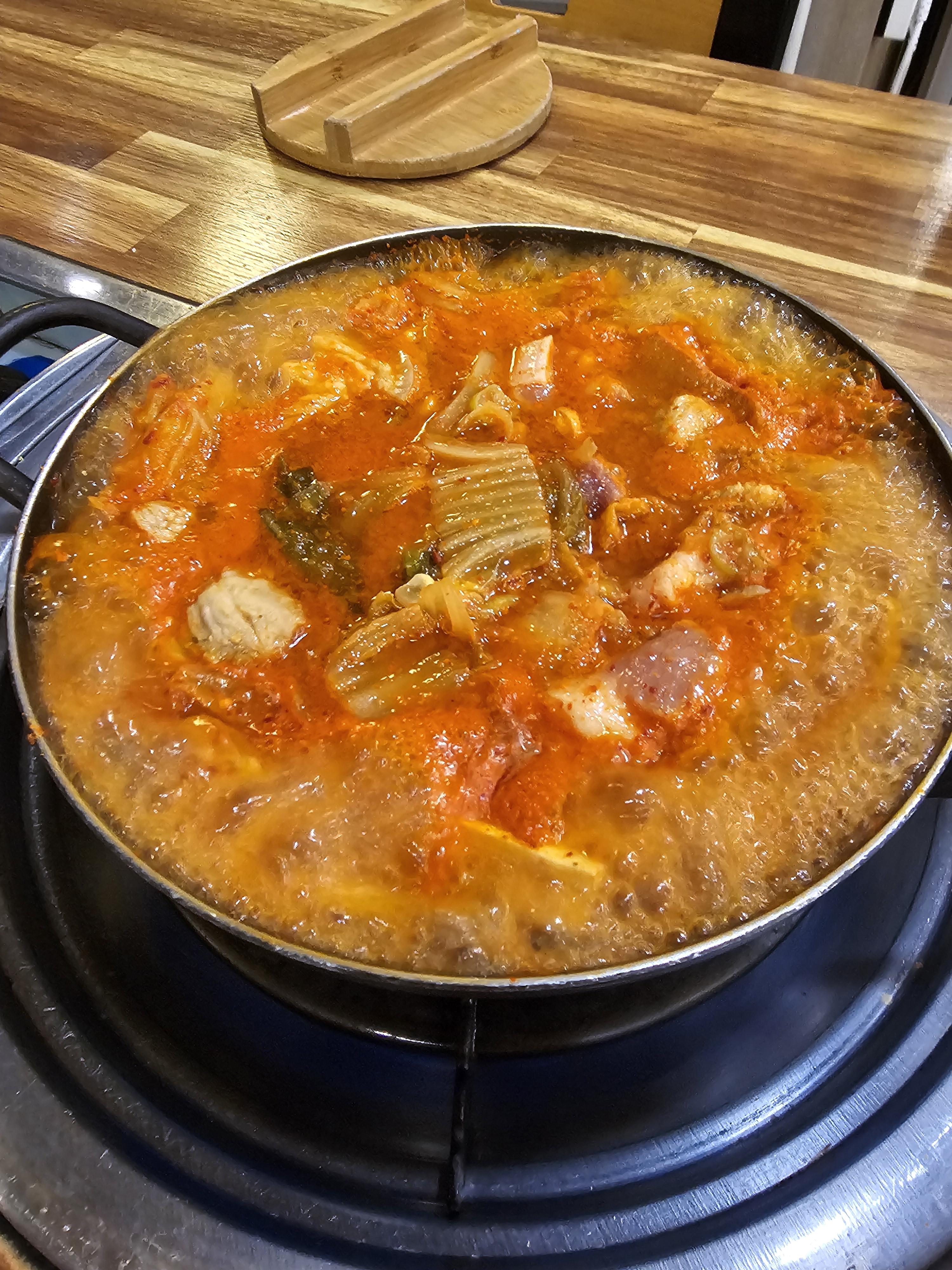 김치찌개는 오래 끓이고