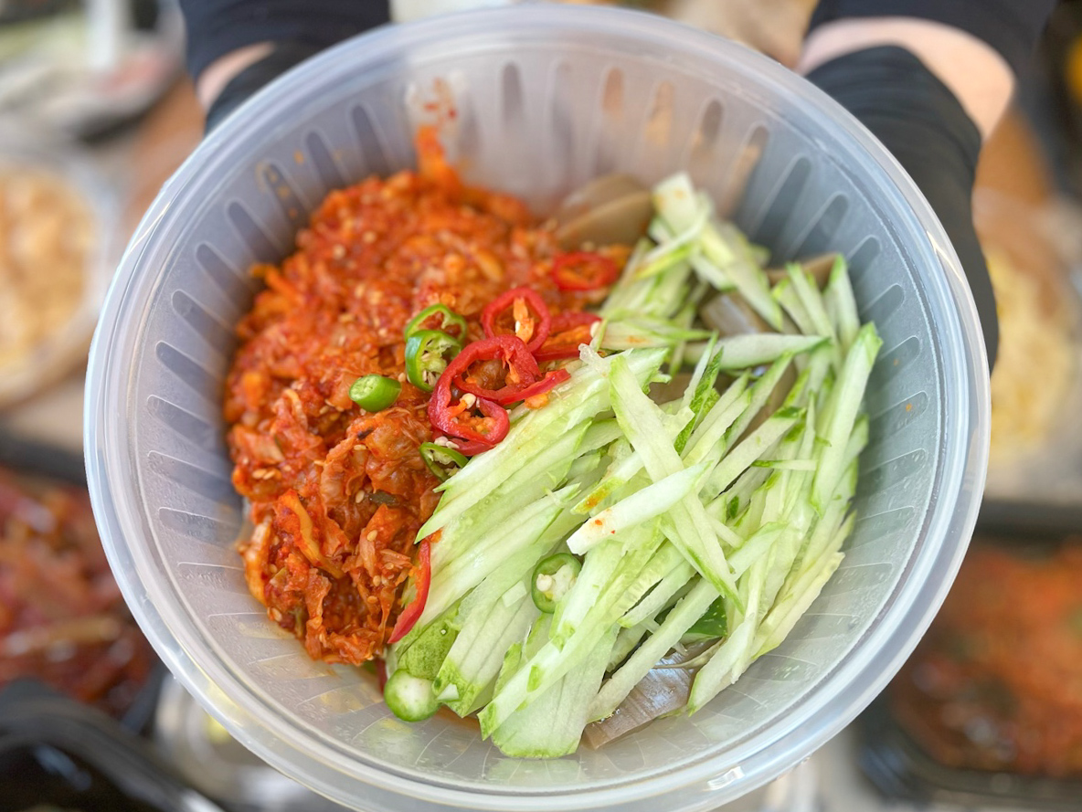 대전 모로미찬 묵 무침이 용기에 담아져 있는 사진
