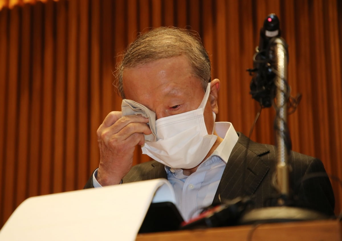 홍원식 남양유업 회장이 자사 유제품 불가리스가 신종 코로나바이러스 감염증(코로나19) 억제 효과가 있다는 발표로 빚어진 논란과 관련해 2021년 5월 4일 서울 강남구 도산대로 남양유업 본사 대강당에서 대국민 사과를 발표하며 눈물 흘리고 있다.