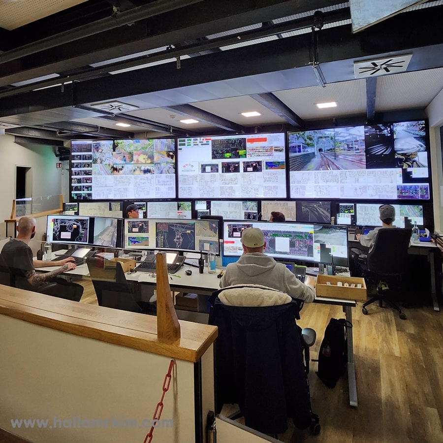 즐겁게 일하는 미니어처 원더랜드 통제실 직원들