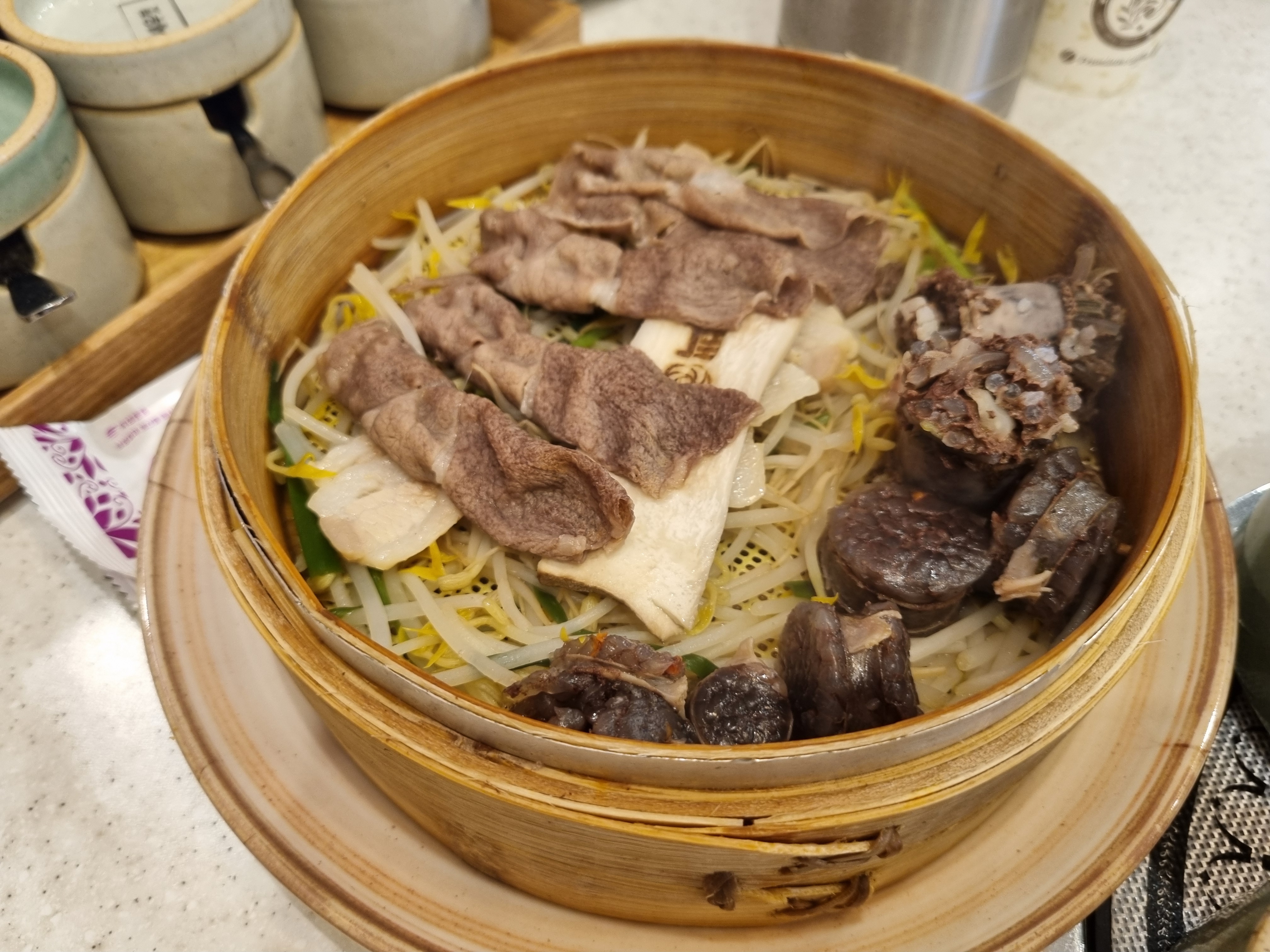 샤부용 고기, 수육, 순대 등이 들어 있는 대나무 찜
