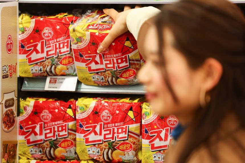 오뚜기가 다음 달부터 라면류 가격을 인상한다고 밝힌 20일 서울 시내 한 대형마트에서 한 방문객이 오뚜기 진라면을 고르고 있다.