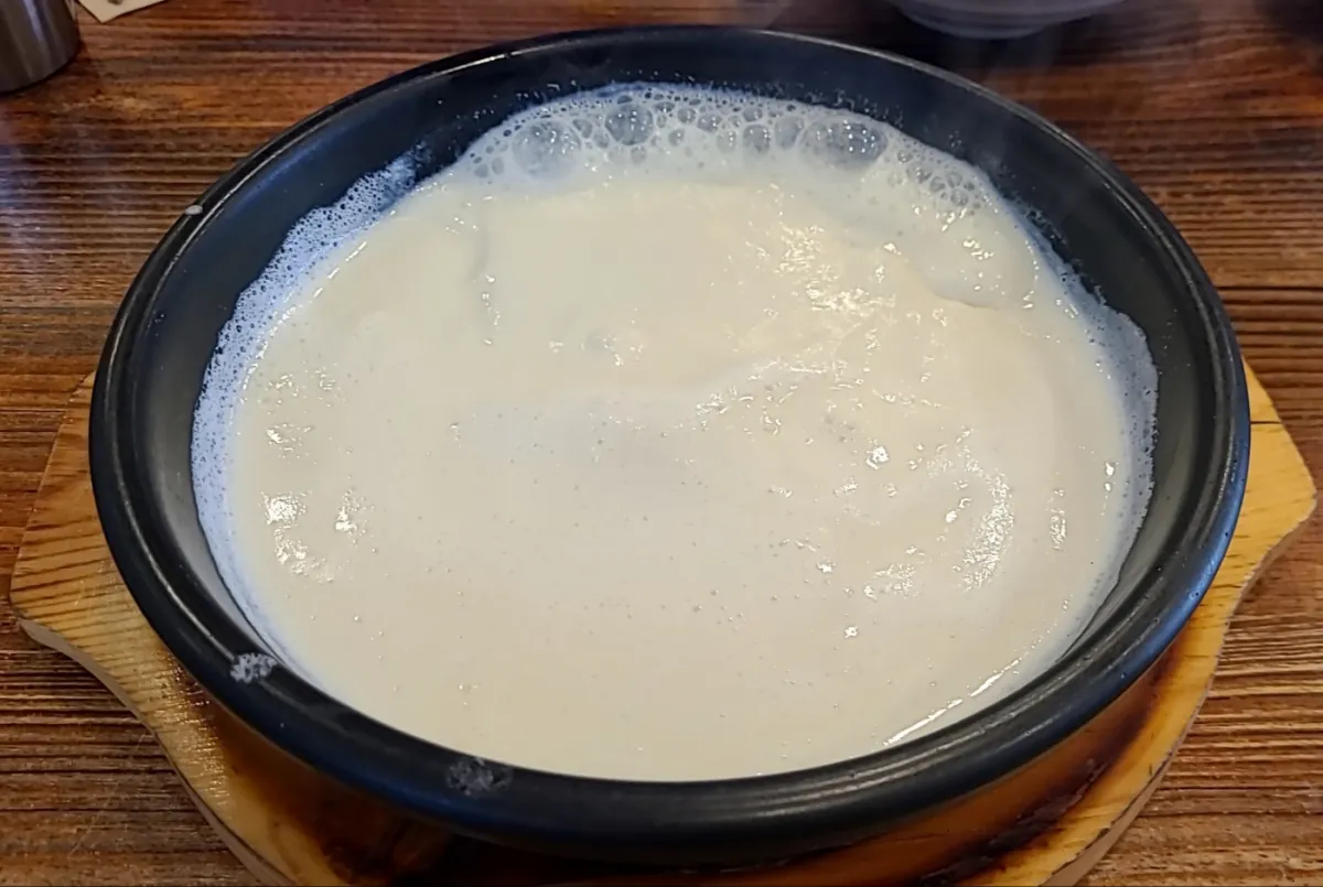 테이블위-뚝배기안에-콩스프가-뜨거운김을-내고있다