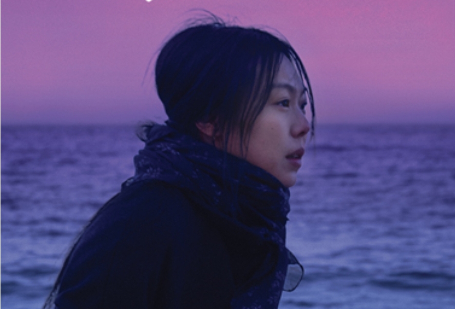 영화 밤의 해변에서 혼자 여자주인공의 포스터