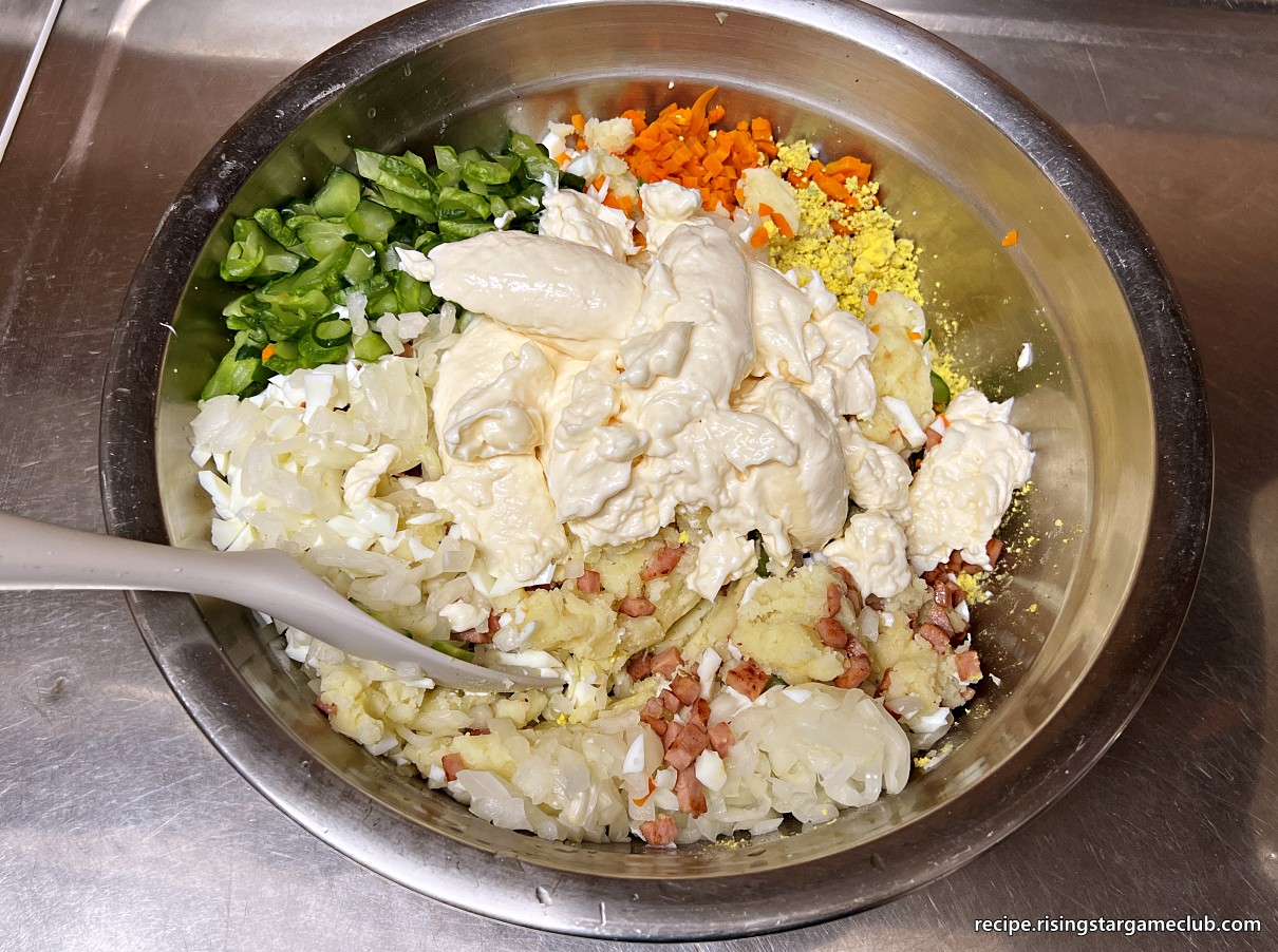 샐러드 빵 (사라다 빵)에 들어갈 샐러드 재료들에 마요네즈를 넣은 사진