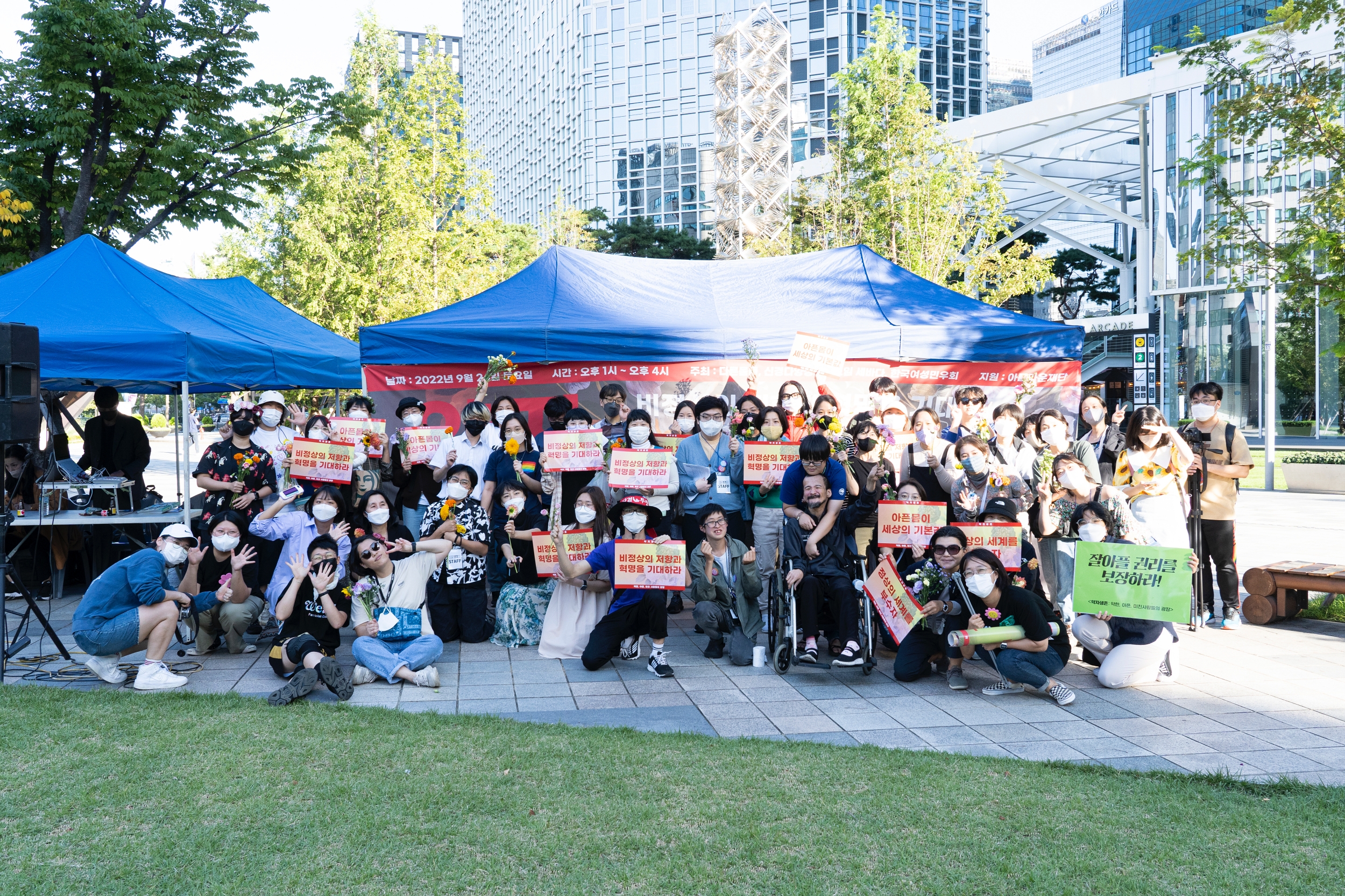 <약자생존>의 모든 기획진과 스태프, 참여자들이 모여 포즈를 취하고 있다.