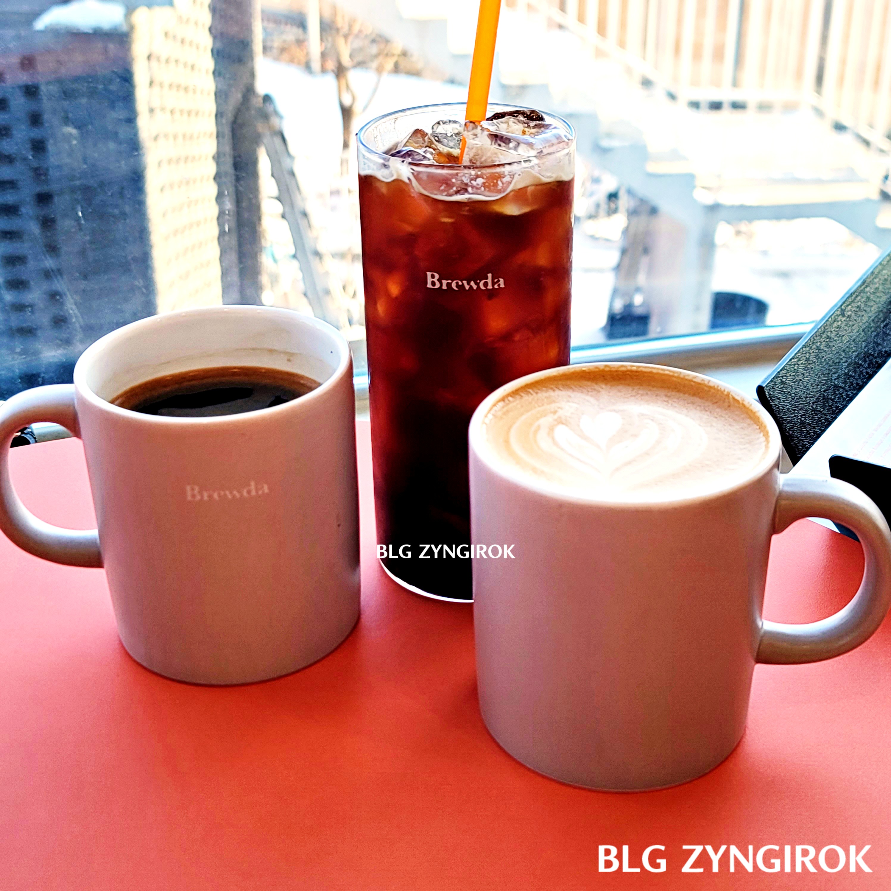 브루다 카페 - 주문한 커피 모습이다. 3잔의 커피가 창 옆에 놓여있다.