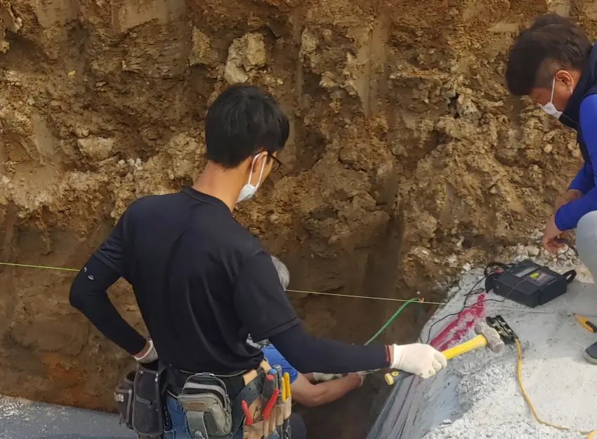 접지봉을 시공하고 있는 장면