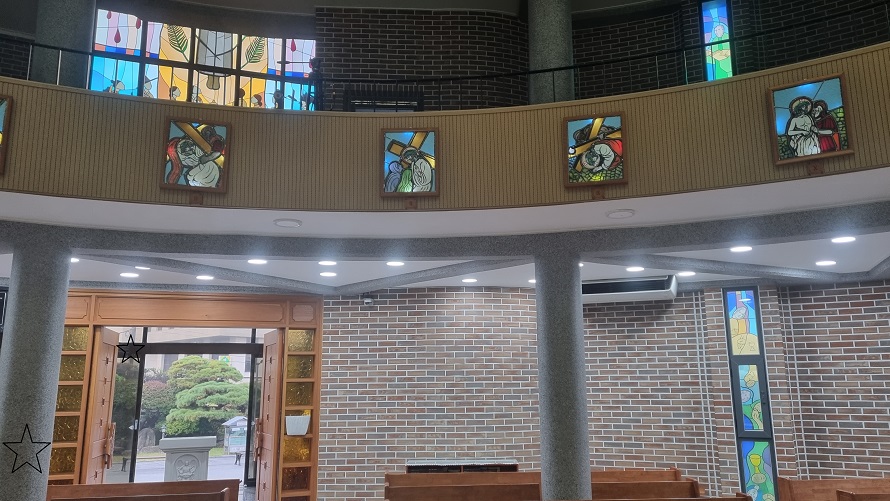 정읍 연지동성당 스테인드글라스, 십자가의 길, 성수대 사진