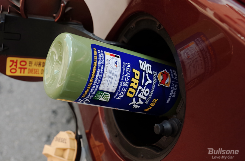 불스원샷을 주유구에 넣는 모습