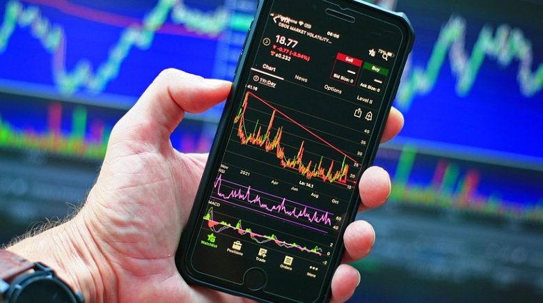 주식 시장에서 주식을 하고 있는 사진