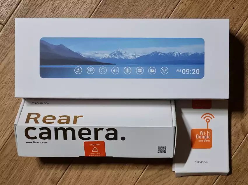 9월 당시 구매한 파인뷰 R5 Power의 제품 구성입니다.