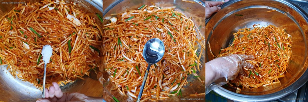 무생채 무침에 소금과 식초를 넣고 버무리는 사진