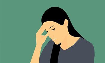 찡그리고 있는 여성