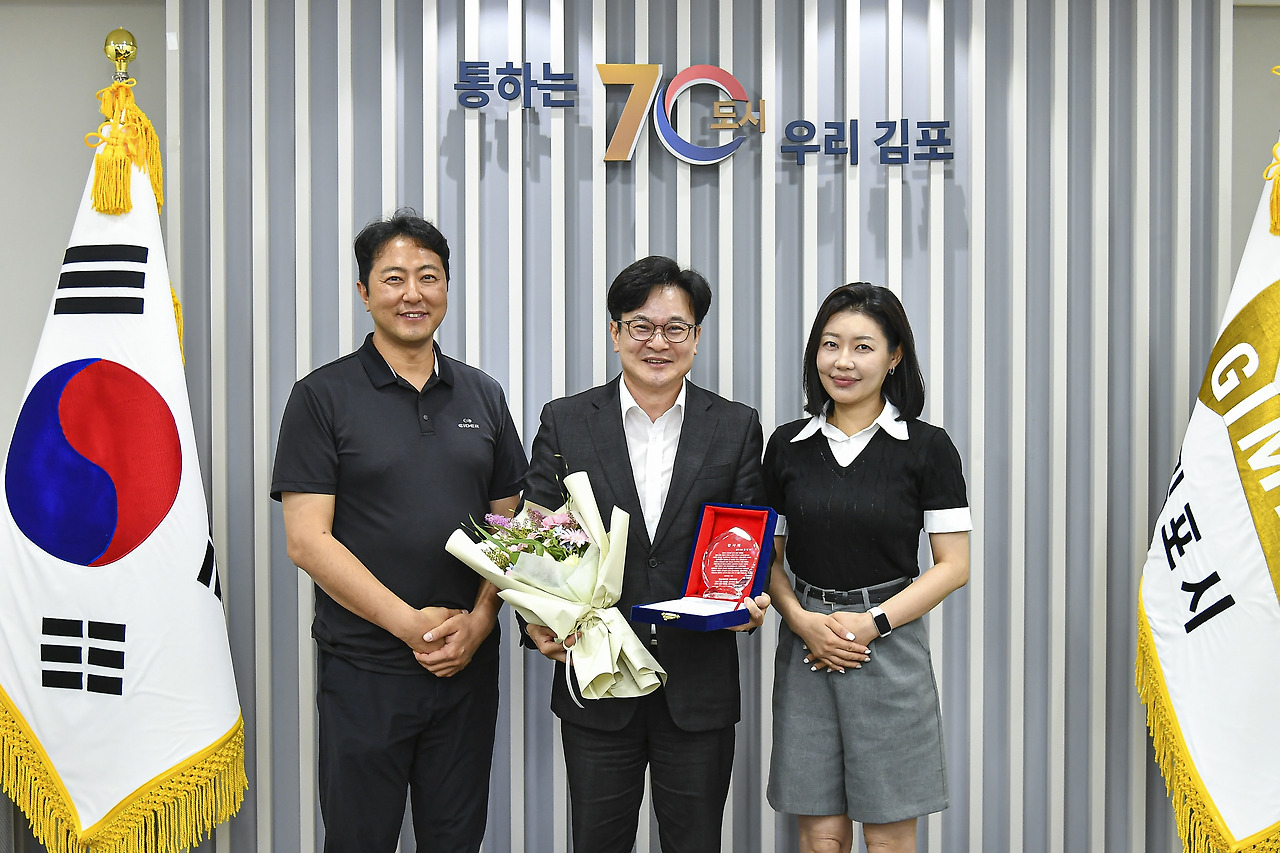 김병수 김포시장, 향산리 힐스테이트리버시티 입주자대표위원회로부터 감사패 받아 김병수 김포시장, 향산리 힐스테이트리버시티 입주자대표위원회로부터 감사패 받아