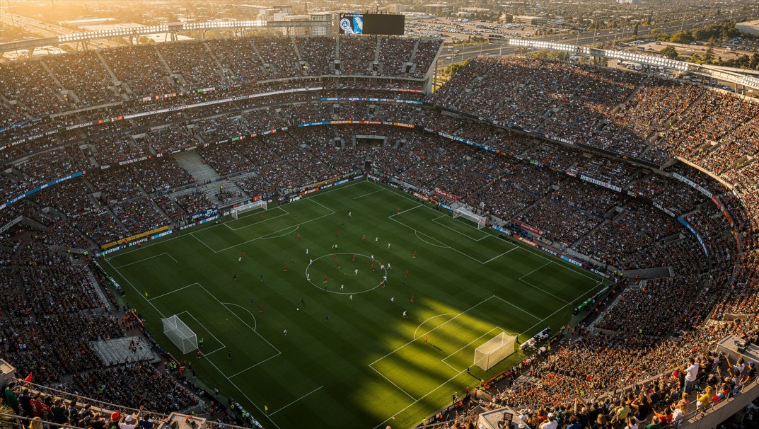 경기장 좌석을 가득 메운 대규모 관중 항공 뷰 축구 경기 로스앤젤레스