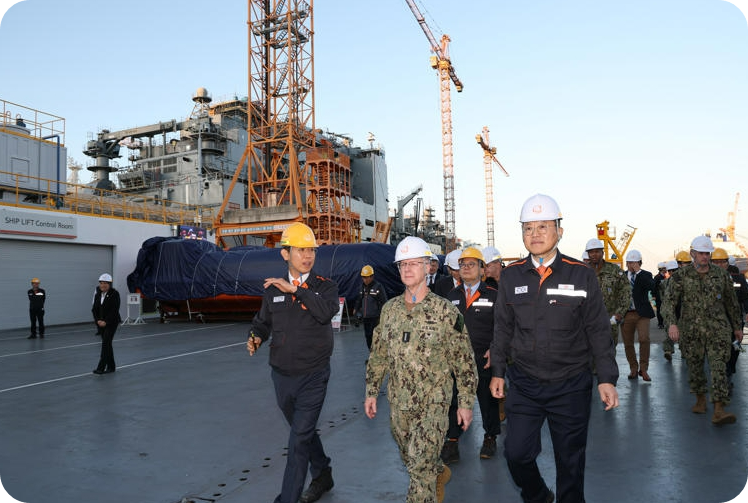 김희철 한화오션 대표이사가 지난 15일 경남 거제사업장을 방문한 대릴 커들 미국 해군참모총장과 함께, 한화오션이 유지·보수·운영(MRO)을 맡고 있는 미 해군 보급함 ‘찰스 드류(USNS Charles Drew)’ 함을 둘러보고 있다. 미 해군은 자국 내 함정 생산 지연 문제를 해소하기 위해 한국 조선소와의 협력 확대를 검토 중이다. 2025.11.16 한화오션 제공 연합뉴스