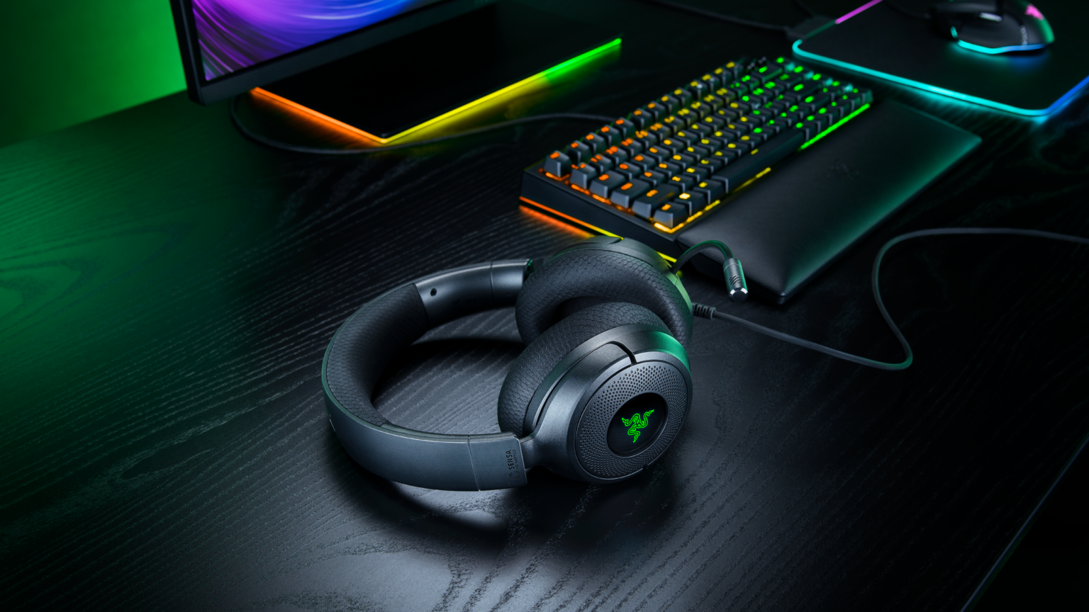 책상에 놓인 Kraken V4 X Sensa HD Haptics
