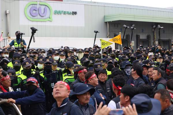 화물연대 물리적 충돌: 경남 경찰청 진입, 공권력 규탄 대치와 BGF리테일 교섭 갈등 심층 분석