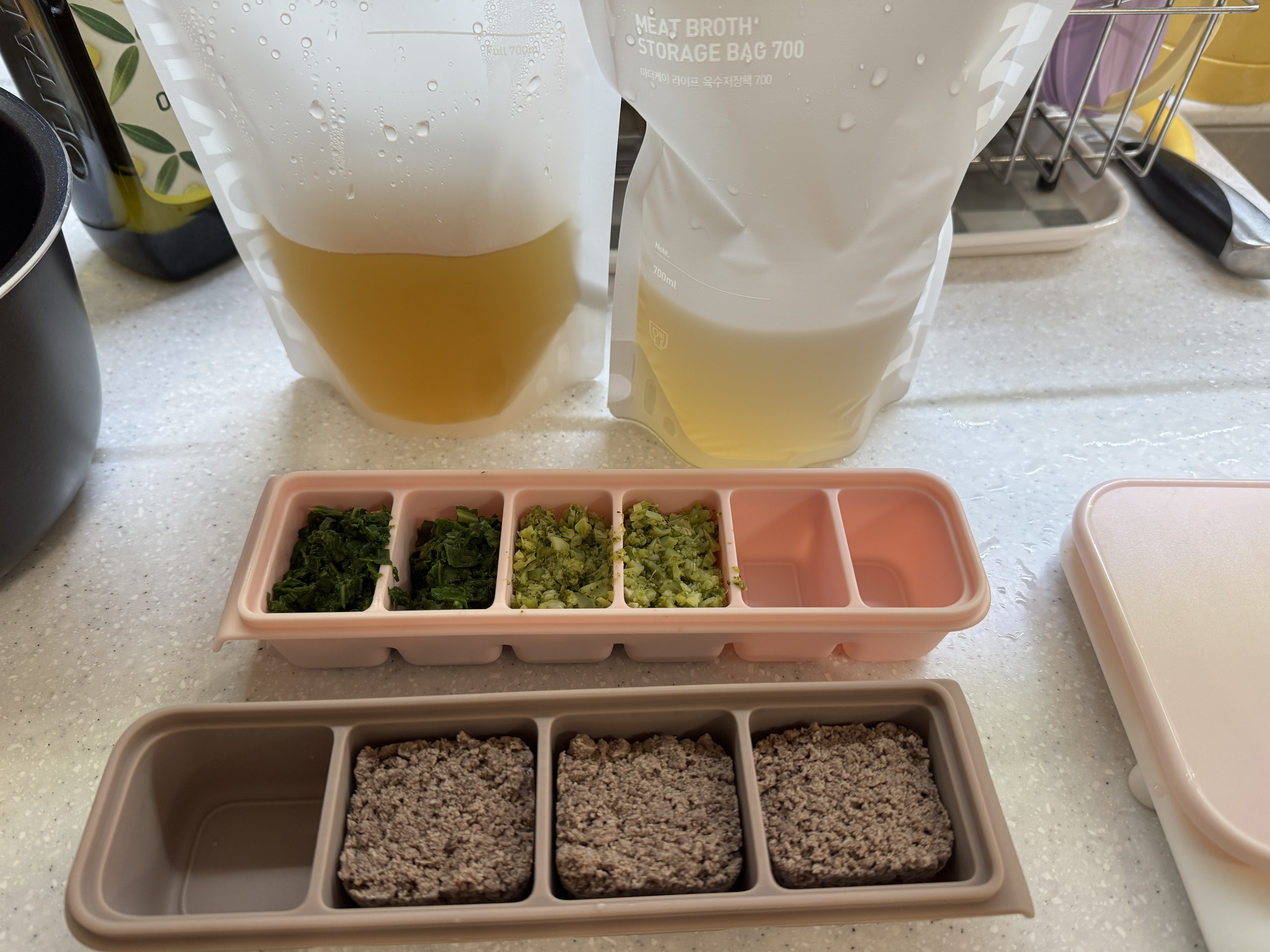 채수&amp;#44; 소고기&amp;#44; 브로콜리&amp;#44; 케일 재료 사진