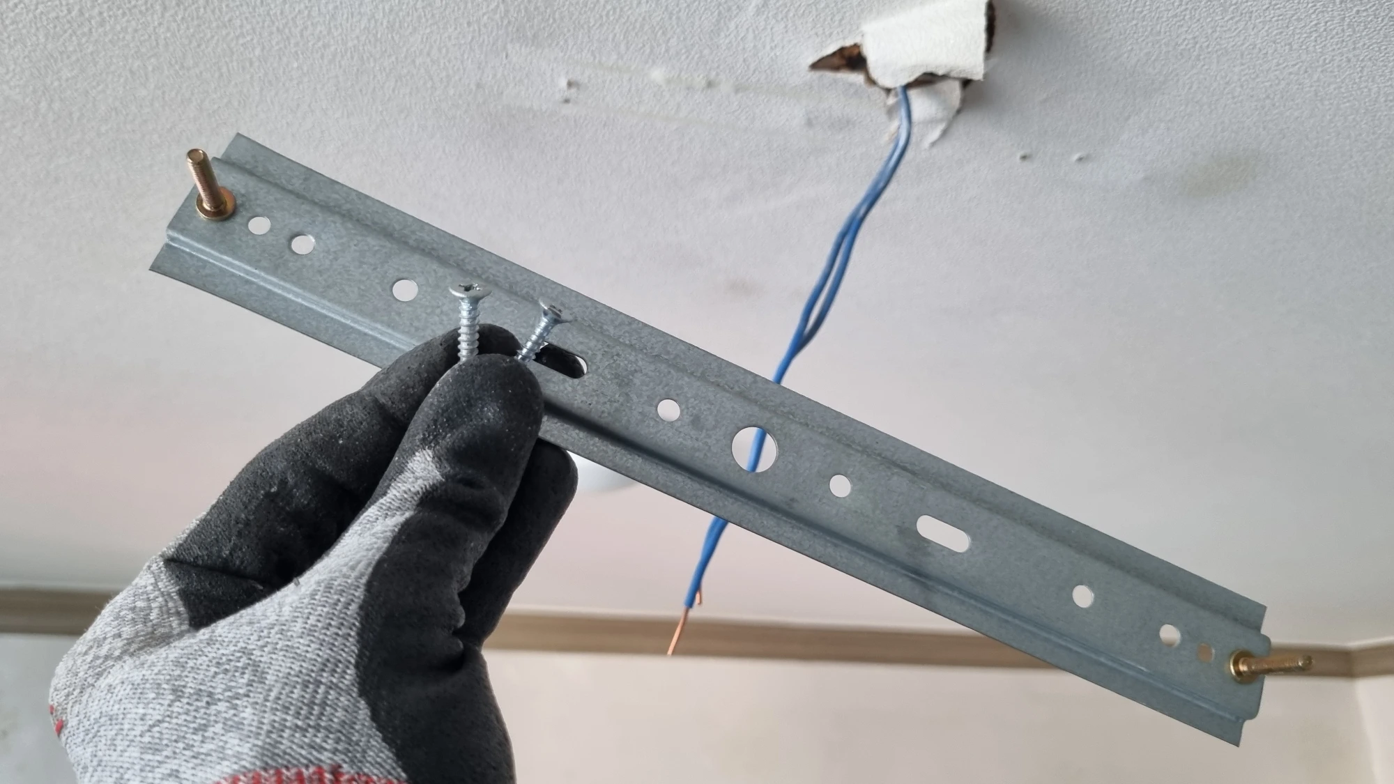 전등 브래킷 뗀 모습