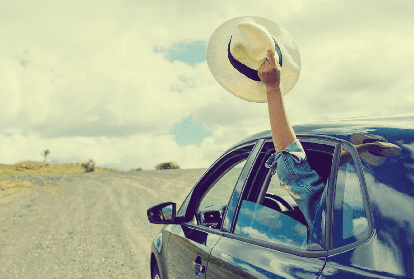 자동차-창문-밖으로-내민손