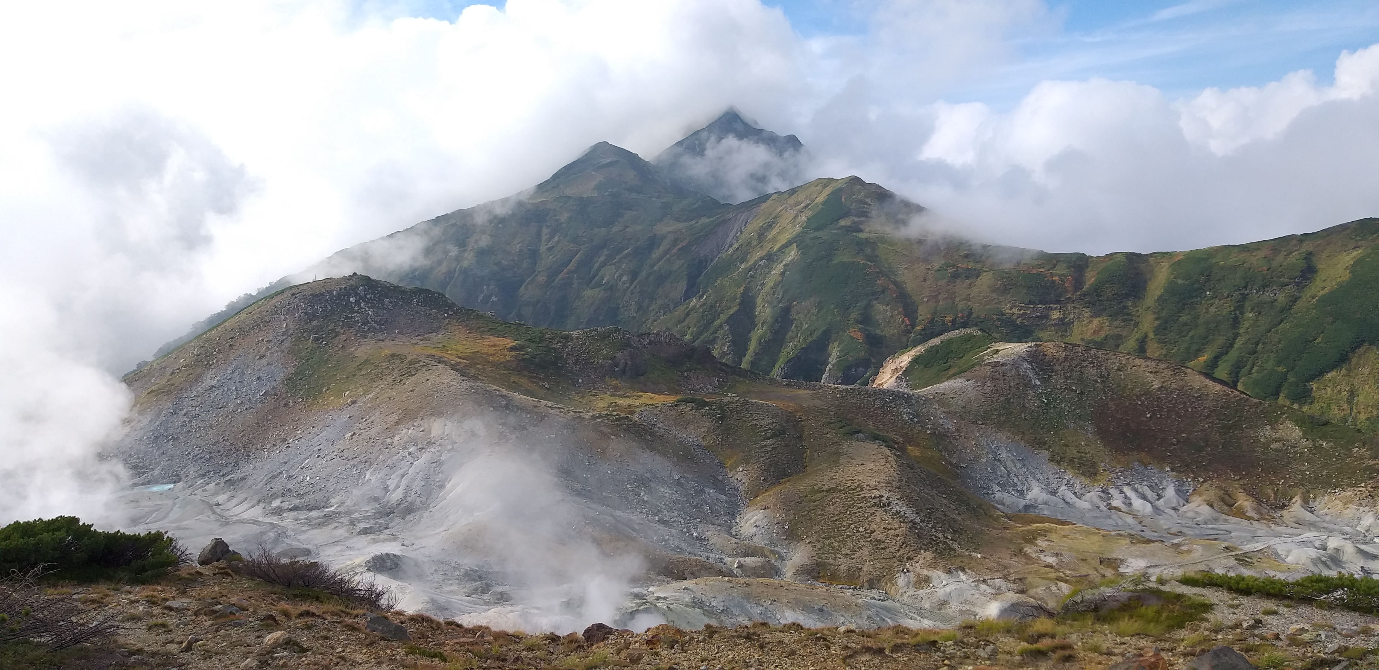 유황이 뿜어져 나오는 무로도