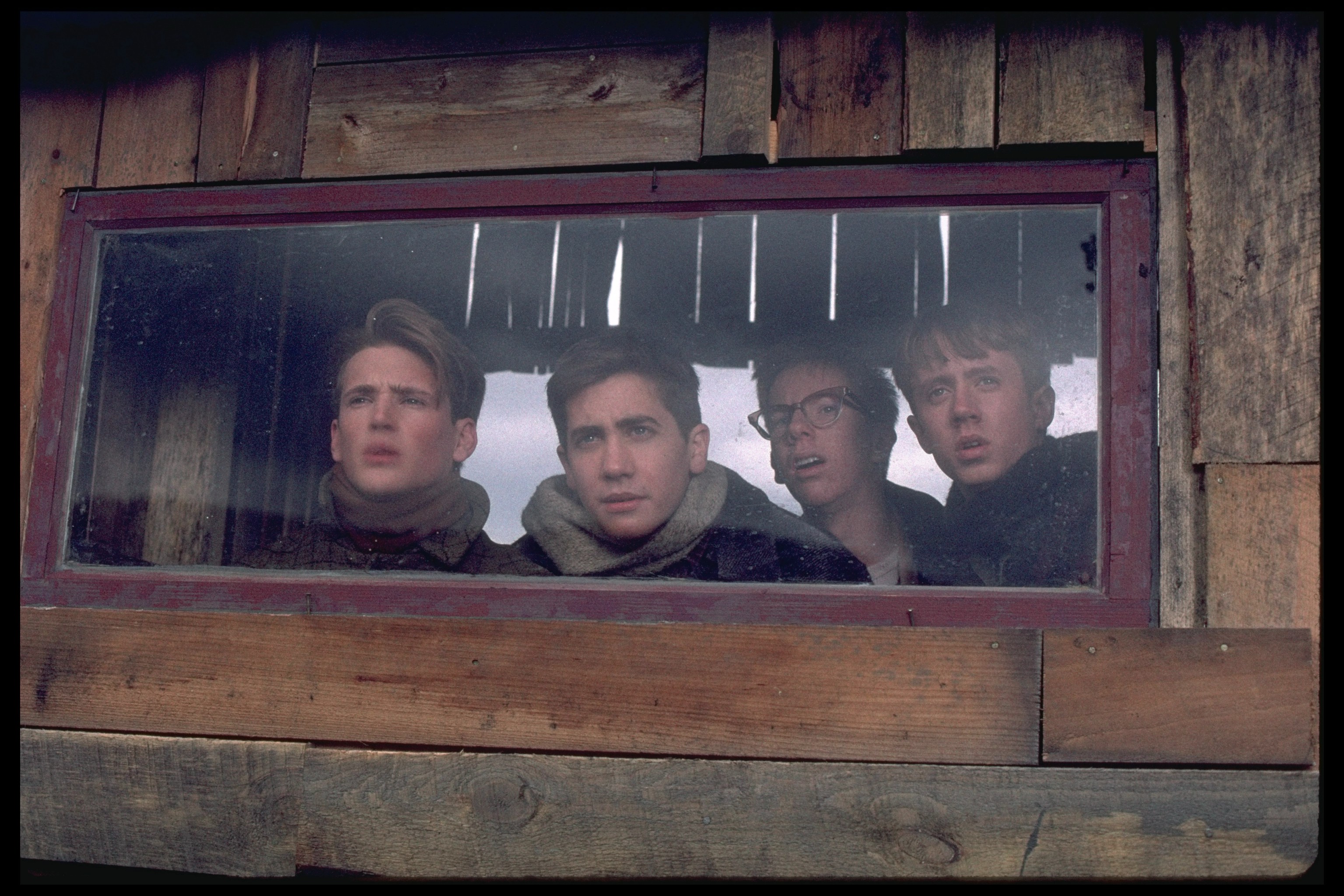 영화 옥토버 스카이에서 호머 히캄과 친구들이 나무집 창문 너머로 하늘을 바라보는 장면