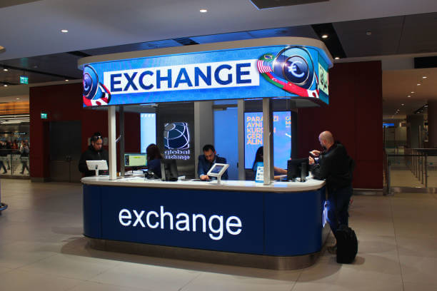 money exchange booth 에 환전하려는 사람과 점원들