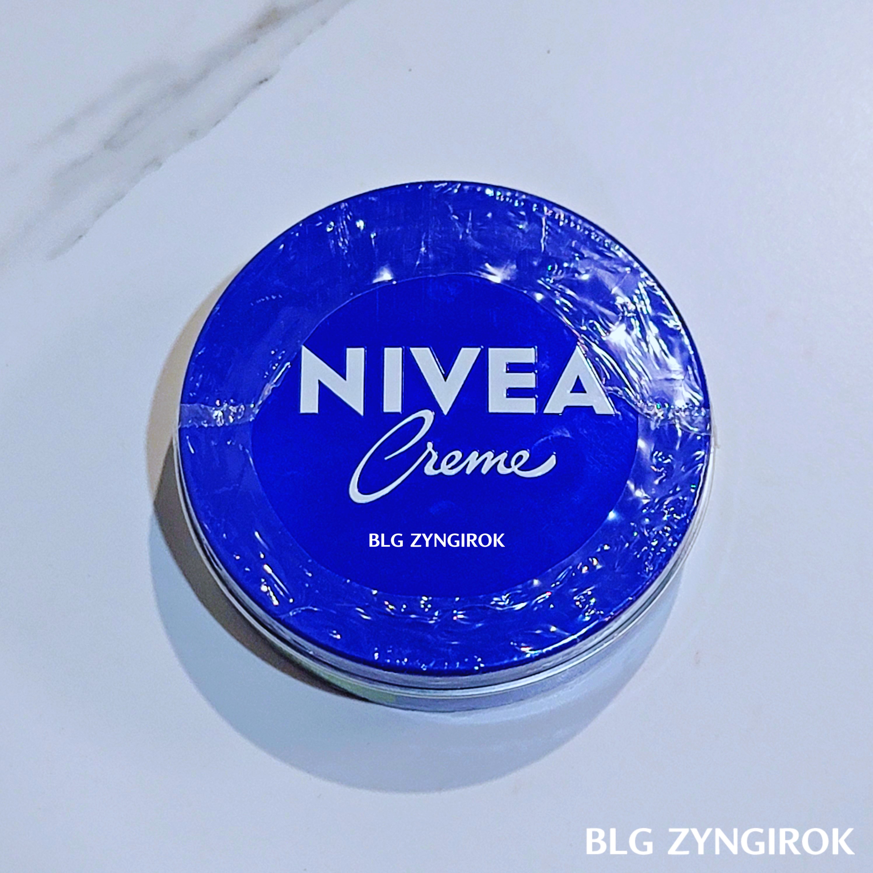 니베아 크림 새제품이 테이블 위에 놓여있다.